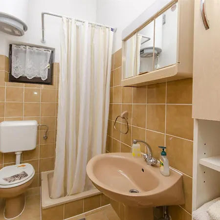 And Radojka Lejlighed Primošten